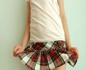 Красивая блондинка медленно раздевается лаская себя